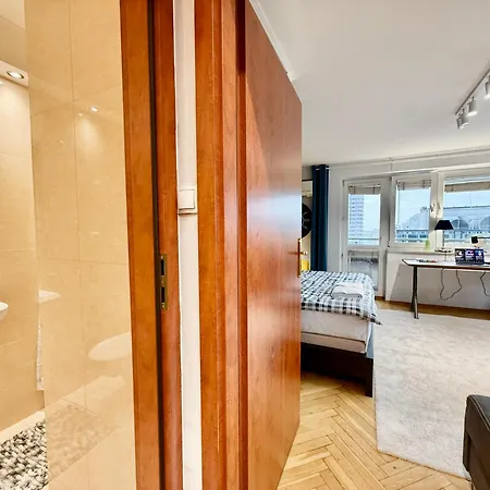 Blue 1 Lux Metro Fast Wifi 8gbs 75'tv Netflix Showmax ורשה