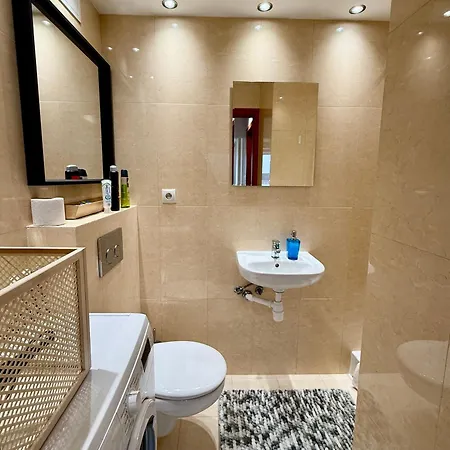 Blue 1 Lux Metro Fast Wifi 8gbs 75'tv Netflix Showmax Apartament *